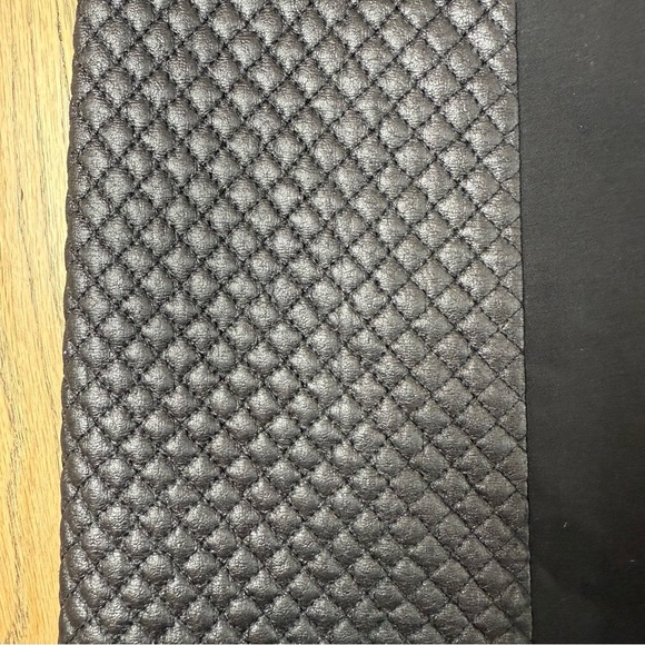 Club Monaco Women’s Black Quilted Panel Mini Zipper Back Skirt Size 0 - Picture 6 of 14